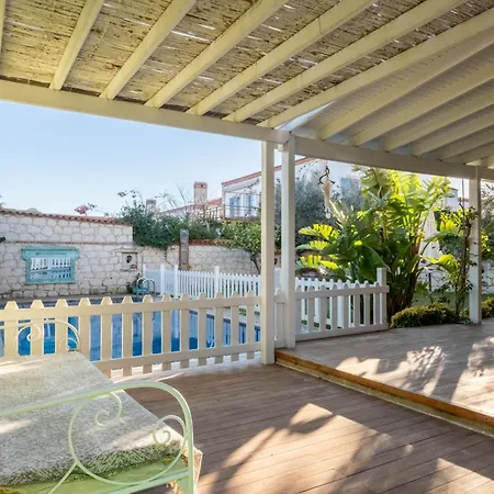 Villa Luxury Duplex W Pool And Garden In Alaçatı